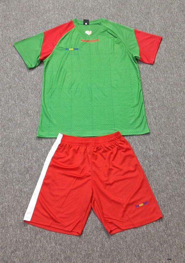 maillot one euro sport grillage  devant vert short rouge